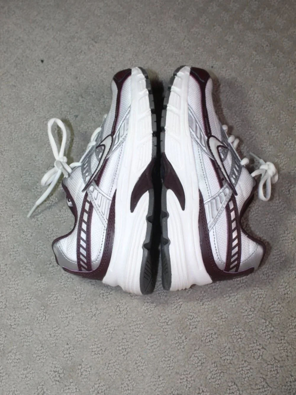 Nike Women's Size 7 Initiator (White Burgundy Crush) IB4688-111